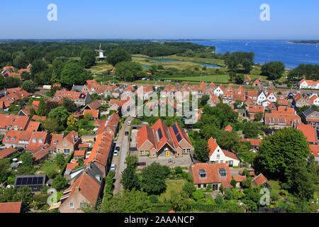 Panoramablick auf das historische Zentrum der Stadt Veere und See Veere in Zeeland, Niederlande Stockfoto