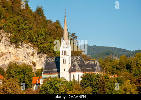 Blick auf die Kirche und die Zupnija Bleder See in Bled, Slowenien an einem Herbsttag. Stockfoto