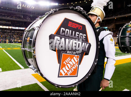 Waco, Texas, USA. 16 Nov, 2019. Baylor Bears Bandmitglied hält eine Trommel, die vor dem 1. die Hälfte der NCAA Football Spiel zwischen Oklahoma Sooners und der Baylor Bären an McLane Stadion in Waco, Texas. Matthew Lynch/CSM/Alamy leben Nachrichten Stockfoto