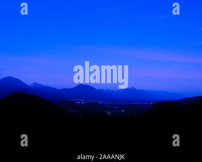 Landschaft Blick auf den Sonnenaufgang über dem See von Bled in Slowenien in einer kalten, nebligen Morgen. Stockfoto