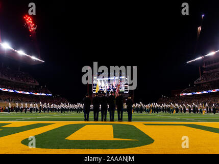 Waco, Texas, USA. 16 Nov, 2019. Während die Nationalhymne vor dem 1. Halbjahr des NCAA Football Spiel zwischen Oklahoma Sooners und der Baylor Bären an McLane Stadion in Waco, Texas. Matthew Lynch/CSM/Alamy leben Nachrichten Stockfoto