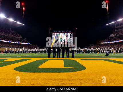 Waco, Texas, USA. 16 Nov, 2019. Während die Nationalhymne vor dem 1. Halbjahr des NCAA Football Spiel zwischen Oklahoma Sooners und der Baylor Bären an McLane Stadion in Waco, Texas. Matthew Lynch/CSM/Alamy leben Nachrichten Stockfoto