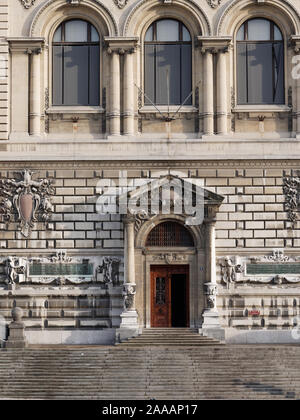 In der Nähe des Eingang des Palais de Rumine, ein Gebäude aus dem 19. Jahrhundert in der Florentiner Renaissance Stil und Palace de la Riponne. Stockfoto