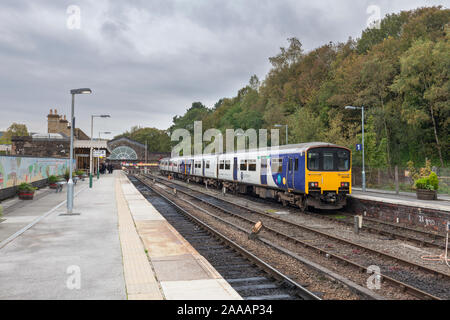 2 Arriva Northern Rail Class 150 Dieseltriebwagen in Buxton Bahnhof 150146 + 150147 Stockfoto