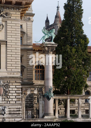 Der Skulptur im Palais de Rumine, in der Nähe des späten 19. Jahrhundert stammende Gebäude im florentiner Stil der Renaissance. Stockfoto