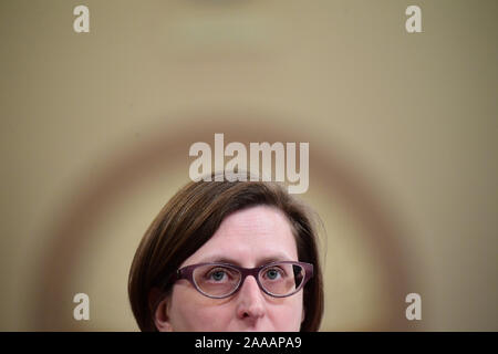 Washington, United States. Nov, 2019 20. Laura Cooper, stellvertretender Verteidigungsminister für Russisch, Ukrainisch und Eurasische Angelegenheiten bezeugt vor der Geheimdienstausschusses Amtsenthebungsverfahren Anhörungen in Präsident Donald Trump in Washington, DC am Mittwoch, 20. November 2019. Foto von Kevin Dietsch/UPI Quelle: UPI/Alamy leben Nachrichten Stockfoto