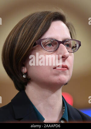 Washington, United States. Nov, 2019 20. Laura Cooper, stellvertretender Verteidigungsminister für Russisch, Ukrainisch und Eurasische Angelegenheiten bezeugt vor der Geheimdienstausschusses Amtsenthebungsverfahren Anhörungen in Präsident Donald Trump in Washington, DC am Mittwoch, 20. November 2019. Foto von Kevin Dietsch/UPI Quelle: UPI/Alamy leben Nachrichten Stockfoto