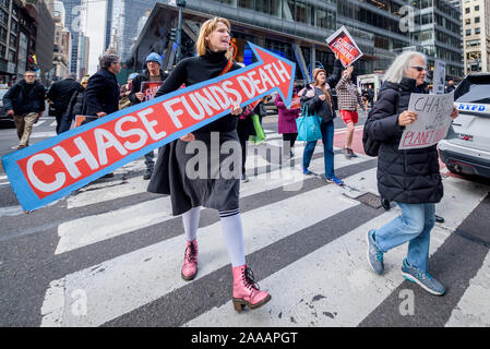 New York, USA. Nov, 2019 20. Die Erweiterung auf die Dynamik des schnell wachsenden nationalen Bewegung zu halten, Chase Bank für seine zentrale Rolle bei der Finanzierung der globalen fossilen Industrie verantwortlich, Dutzende von New York Bewohner mit der Organisation steigen und widerstehen, mit Co-sponsor Rainforest Action Network die neue JPMorgan Chase Hauptsitz in Manhattan am 20. November stürmten, 2019 fordern die megabank seine massive Finanzierung der Klimakrise. Credit: Erik McGregor/ZUMA Draht/Alamy leben Nachrichten Stockfoto