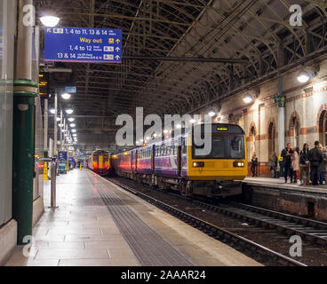 Arriva Northern Rail Class 142 Pacer am Bahnhof Manchester Piccadilly mit einem Klasse 156 Sprinter auf der linken Seite. Stockfoto