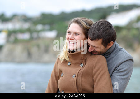 Glückliches Paar in der Liebe flirten und Lachen auf dem Strand im Winter Stockfoto