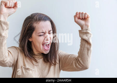 Glücklich lächelnd. Beauty Portrait Junge glücklich positiv Lachen brünette Frau auf weißem Hintergrund. Europäische Frau. Positiver menschlicher Emotionen Mimik Körpersprache Stockfoto