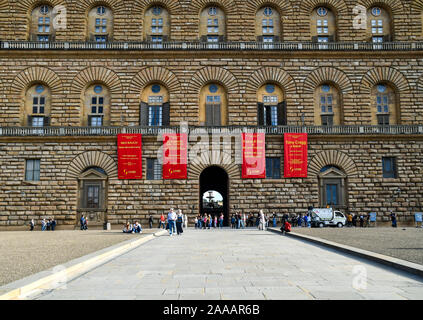 Fassade des Palazzo Pitti, einem berühmten Museum im historischen Zentrum von Florenz, Weltkulturerbe der UNESCO, mit Touristen, Toskana, Italien Stockfoto