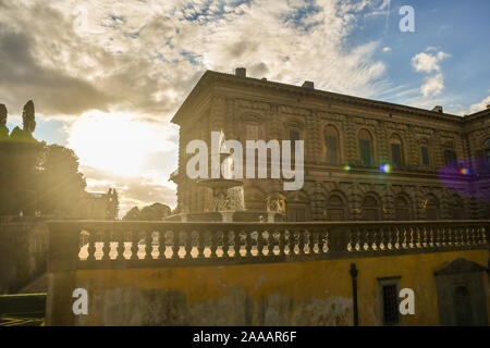 Hintergrundbeleuchtung Blick auf die Boboli Gärten des Palazzo Pitti im historischen Zentrum von Florenz, UNESCO-Welterbe, mit der Artischocke Brunnen, Toskana, Italien Stockfoto