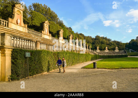 Blick auf das Amphitheater in den Boboli-gärten des Palazzo Pitti, der Unesco W.H. Ort, mit ein paar Fuß an einem sonnigen Tag, Florenz, Toskana, Italien Stockfoto