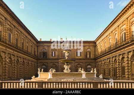 Palazzo Pitti aus den Boboli Gärten mit der Artischocke Brunnen im historischen Zentrum von Florenz, UNESCO-Weltkulturerbe, Toskana, Italien Stockfoto