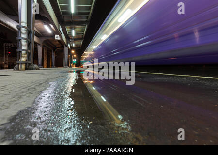 Arriva Northern Rail Class 142 pacer Zug von Preston Bahnhof verlassen eine leichte Trail und Reflexion in der Nacht Stockfoto