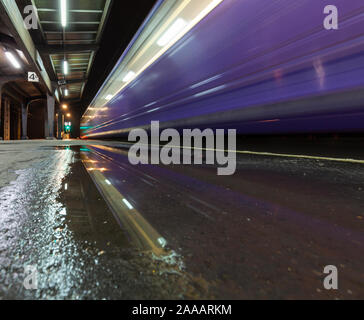 Arriva Northern Rail Class 142 pacer Zug von Preston Bahnhof verlassen eine leichte Trail und Reflexion in der Nacht Stockfoto