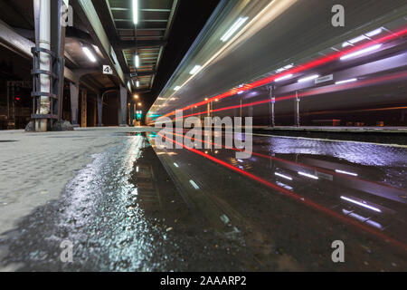 Arriva Northern Rail Class 142 pacer Zug von Preston Bahnhof verlassen eine leichte Trail und Reflexion in der Nacht Stockfoto