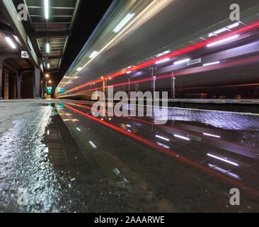 Arriva Northern Rail Class 142 pacer Zug von Preston Bahnhof verlassen eine leichte Trail und Reflexion in der Nacht Stockfoto