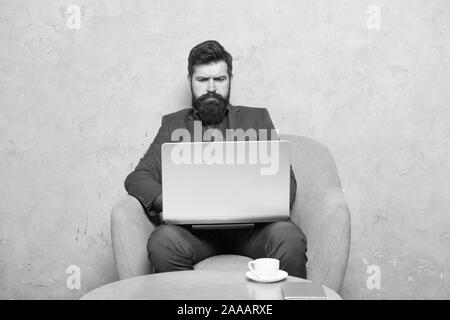 Geschäftsmann Laptop. Mann trinken Kaffee im Büro. Reaktion auf geschäftliche E-Mails. Digitales Marketing. Im Internet surfen. Online kaufen. Projekt Manager. Geschäftliche Korrespondenz. Moderne Geschäftsmann. Stockfoto