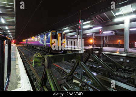 Arriva Northern Rail Class 156 Sprinter Zug in der South Bay in Preston Bahnhof mit dem hölzernen Prellböcken Stockfoto