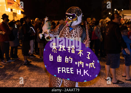 Am 17. November 2019 Tausende von Taiwan zu einem Konzert zur Unterstützung der Hong Kong pro Demokratie/Freiheit Demonstranten am Platz der Freiheit in Taipeh. Eine Reihe von berühmten Taiwanesischen Pop Stars gespielt. Stockfoto