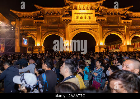 Am 17. November 2019 Tausende von Taiwan zu einem Konzert zur Unterstützung der Hong Kong pro Demokratie/Freiheit Demonstranten am Platz der Freiheit in Taipeh. Eine Reihe von berühmten Taiwanesischen Pop Stars gespielt. Stockfoto