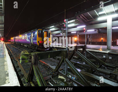 Arriva Northern Rail Class 156 Sprinter Zug in der South Bay in Preston Bahnhof mit dem hölzernen Prellböcken Stockfoto