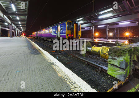 Arriva Northern Rail Class 156 Sprinter Zug in der South Bay in Preston Bahnhof mit dem hölzernen Prellböcken Stockfoto