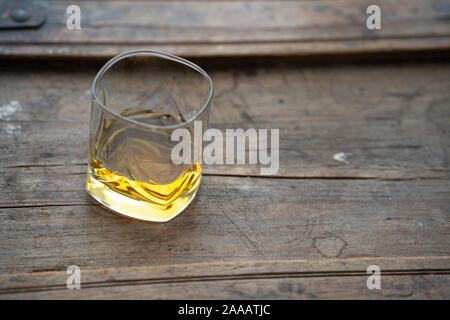 Glas Scotch von oben auf einem alten cracky schäbig Holzmöbel Stockfoto