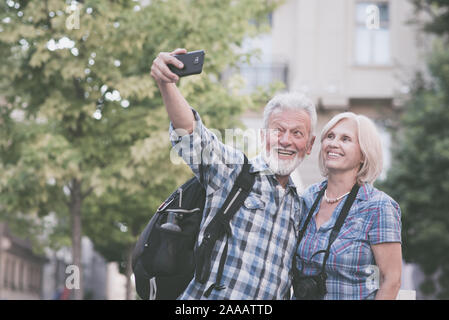 Senior Paar selfie nehmen. Touristen nehmen einer selfie Stockfoto