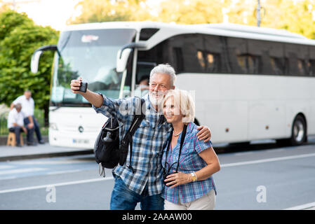 Freundliche ältere Touristen unter selfie Stockfoto