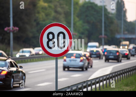 80 km/h Geschwindigkeitsbegrenzung unterzeichnen eine Autobahn voller Autos Stockfoto