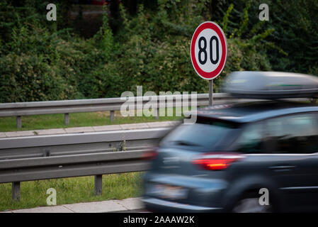 80 km/h Höchstgeschwindigkeit Zeichen einer Autobahn Stockfoto