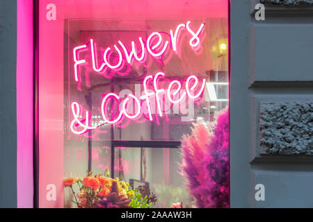 Leuchtreklame Blumen und Kaffee. Romantische Blumen Geschenke. Liebe der Natur Stockfoto