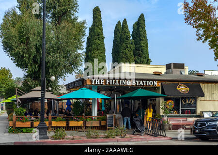 Orange, CA/USA - 14. November 2019: Die Tankstelle Restaurant bietet Sitzgelegenheiten im Freien und ist in der Altstadt in der Stadt Orange entfernt, Stockfoto