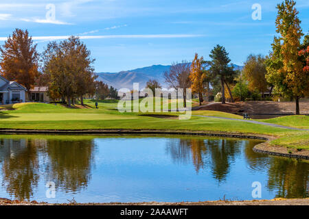 Apple Valley, CA/USA - November 13, 2019: Ein Blick auf die Häuser neben einem Golfkurs in der Jess Ranch Community in Apple Valle, Kalifornien. Stockfoto