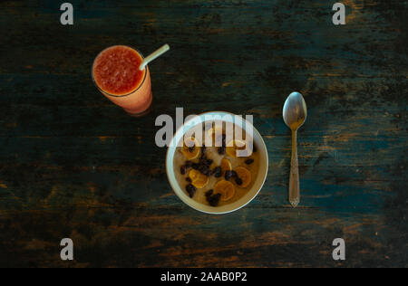 Haferflocken Haferflocken mit Banane und frisch auf den Tisch Stockfoto