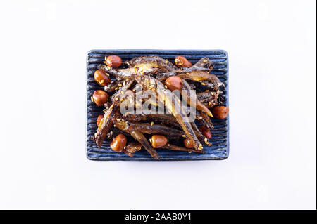 Tazukuri, kandierte Sardinen. Getrocknete Sardinen leicht mit Honig, geröstetem Sesam und Erdnüsse. Stockfoto