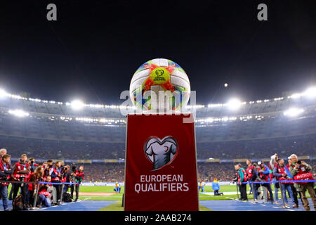 Kiew, Ukraine - Oktober 14, 2019: Offizielle UEFA EURO 2020 Qualifiers wettspielball Adidas Conext 19 auf dem Podest während der UEFA EURO Qualifikationsspiel in der Ukraine 2020 v Portugal bei NSK Olimpiyskyi Stadion Stockfoto