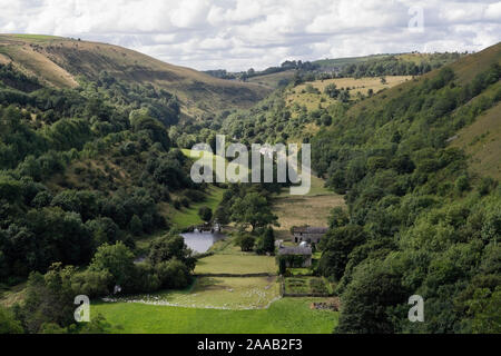 Monsal Dale, Peak District National Park, Derbyshire England, Großbritannien. Landschaftlich reizvolle englische Landschaft Britische ländliche Landschaft Flusstal Stockfoto