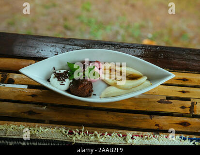 Eis mit Banane in eine Schüssel auf dem Tisch in Bali. Stockfoto