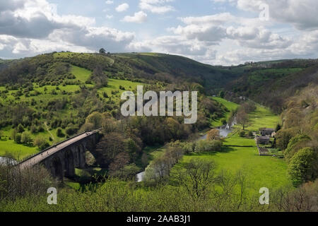 Malerische Aussicht, malerischer Monsal Dale Peak District in Derbyshire, England, Großbritannien. Grabstein-Viadukt, isoliertes Bauernhaus. Britische Landschaft Stockfoto