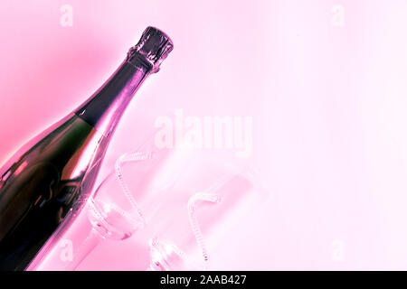 Flasche Champagner und Gläsern. Stockfoto