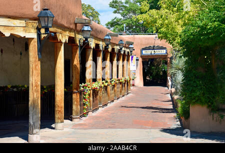 Die Altstadt von Albuquerque Plaza ursprünglich festgelegt, die von spanischen Kolonisten im Jahr 1700 und 10 Blocks vom historischen Adobe Gebäuden. Stockfoto