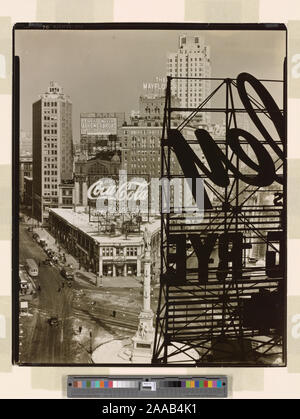 Suchen nordwestlich über dem Kreis, Statue von Columbus, B&O-bus station gekrönt mit Coca-Cola-Schild, andere Zeichen, Central Park mit Schnee. Zitat/Bezug: CNY #70 Code: I.B.; Columbus Circle, Manhattan. Stockfoto