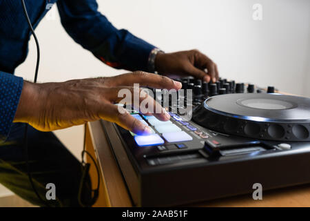 Beat Machine Device für elektronische Musik Komponist. Techno-DJ spielen und musikalischen Spuren mit modernen drum machine Remix. Professional Sound Recording Studio Stockfoto