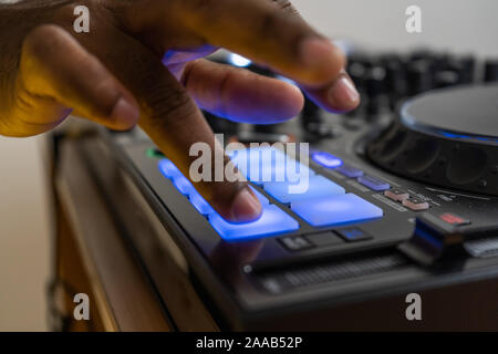 Beat Machine Device für elektronische Musik Komponist. Techno-DJ spielen und musikalischen Spuren mit modernen drum machine Remix. Professional Sound Recording Studio Stockfoto