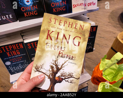 Montreal, Kanada - 23. Oktober 2019: eine Hand mit einem Stephen King buch Finders Keepers. Stockfoto