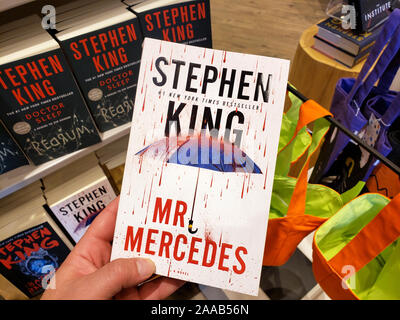 Montreal, Kanada - 23. Oktober 2019: eine Hand mit einem Stephen King Buch Herr Mercedes. Stephen King ist ein US-amerikanischer berühmten Autor von supernatural fiction Stockfoto